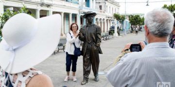 Imagen de archivo de turistas junto a la escultura de Benny Moré en el Paseo del Prado de Cienfuegos. Foto: Otmaro Rodríguez.