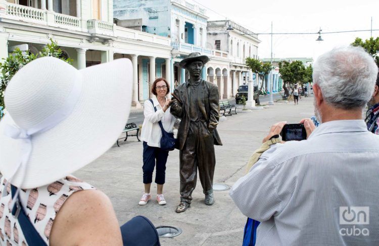 Imagen de archivo de turistas junto a la escultura de Benny Moré en el Paseo del Prado de Cienfuegos. Foto: Otmaro Rodríguez.