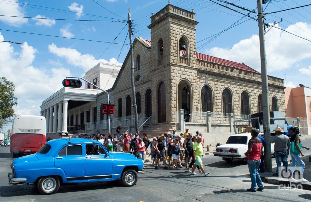 Turistas en el Paseo del Prado de Cienfuegos. Foto: Otmaro Rodríguez.
