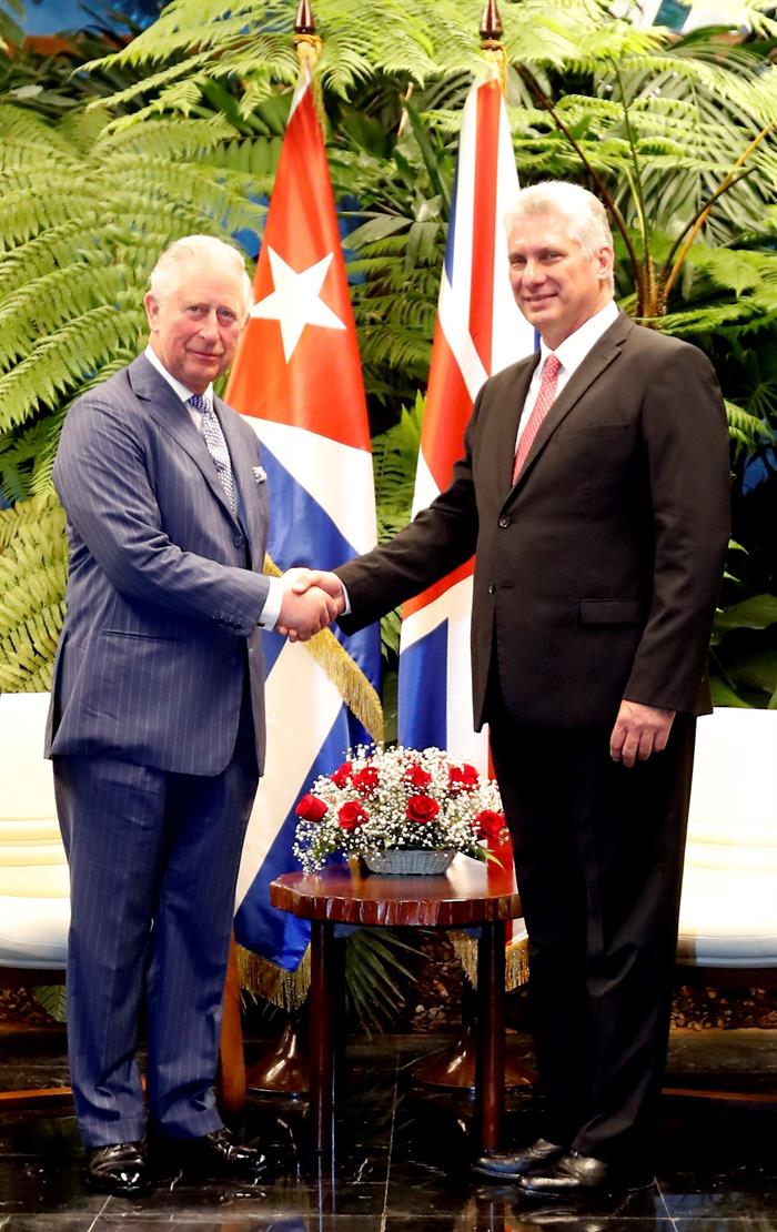 Saludo entre el Príncipe Carlos y el presidente cubano Miguel Díaz-Canel, en La Habana, el 25 de marzo de 2019. Foto: EFE.