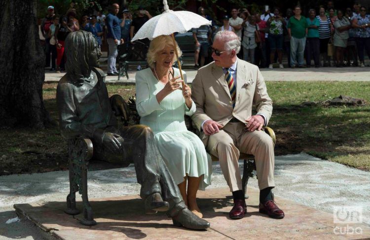 El Príncipe Carlos de Inglaterra y su esposa Camila, duquesa de Cornualles, junto a la escultura de John Lennon en el parque de 17 y 6 en el Vedado, La Habana, el 26 de marzo de 2019. Foto: Otmaro Rodríguez.
