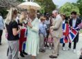 El Príncipe Carlos de Inglaterra y su esposa Camila, duquesa de Cornualles, saludan a la comunidad británica en Cuba durante una visita al parque de 17 y 6 en el Vedado, La Habana, el 26 de marzo de 2019. Foto: Otmaro Rodríguez.