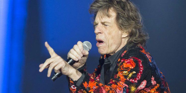 Fotografía de archivo del 22 de octubre de 2017 de Mick Jagger de los Rolling Stones cantando durante un concierto de su gira “No Filter” Europe Tour 2017 en la U Arena de Nanterre, en las afueras de París, Francia. (AP Photo/Michel Euler, File)