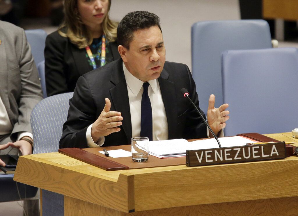 El embajador venezolano en Naciones Unidas, Samuel Moncada, habla durante una reunión del consejo de seguridad en la sede de Naciones Unidas el jueves 28 de febrero de 2019. (AP Foto/Seth Wenig)