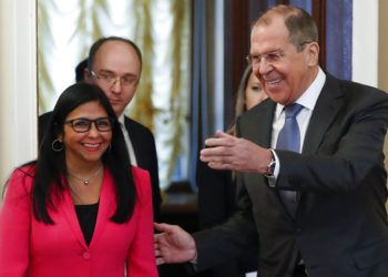 El canciller ruso Serguei Lavrov, derecha, recibe a la vicepresidenta venezolana Delcy Rodríguez en Moscú, viernes 1 de marzo de 2019. (AP Foto/Pavel Golovkin)