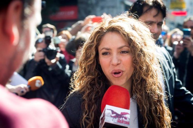 Shakira atiende a los medios en marzo pasado a su salida del Juzgado de lo Mercantil número 12 de Madrid, tras declarar en el inicio de la vista por la demanda presentada por el cantante cubano Liván Castellano Valdés por supuesto plagio de la canción "La bicicleta". Foto: Luca Piergiovanni / EFE.