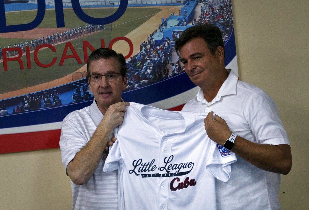 Stephen D. Keener, el presidente de la organización internacional de las Pequeñas Ligas, le entrega una camiseta a Antonio Castro, el hijo del fallecido presidente cubano Fidel Castro, quien representó al béisbol cubano durante una ceremonia en La Habana, el miércoles 6 de marzo de 2019. (AP Foto/Ramón Espinosa)