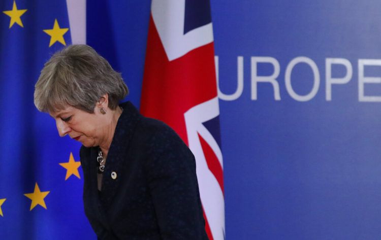 La primera ministra de Gran Bretaña, Theresa May, tras una conferencia de prensa en una cumbre de la Unión Europea, en Bruselas, el 22 de marzo de 2019. (AP Foto/Frank Augstein)