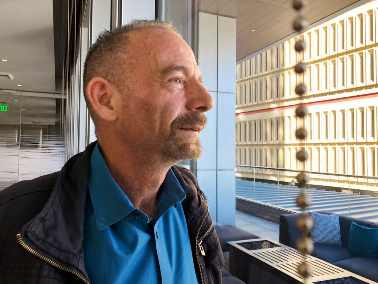 Timothy Ray Brown posa para una fotografía el 4 de marzo de 2019 en Seattle. Brown, también conocido como el "paciente Berlín" fue la primera persona en curarse de la infección del VIH hace más de una década. Foto: Manuel Valdes / AP.