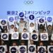 Kiyo Shimizu, (centro a la derecha) posan junto a estudiantes con los pictogramas de los Juegos Olímpicos de Tokio 2020 durante un acto para celebrar la cuenta regresiva de 500 días para las justas, el martes 12 de marzo de 2019. (AP Foto/Koji Sasahara)