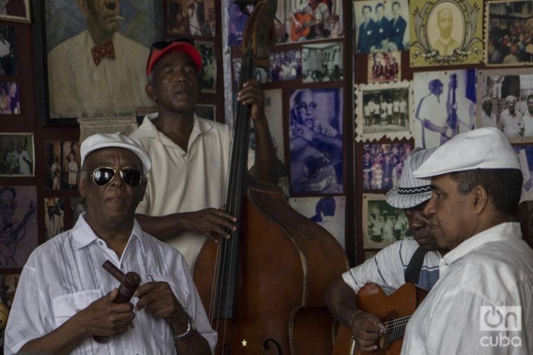 Músicos cubanos en la Casa de la Trova de Santiago de Cuba, durante el Festival de la Trova "Pepe Sánchez" 2019. Foto: Frank Lahera Ocallaghan.