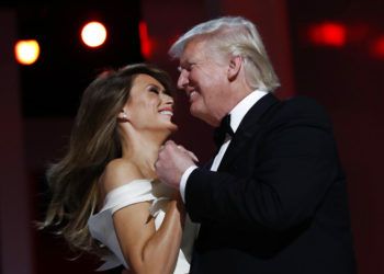 En esta fotografía de archivo del 20 de enero de 2017, el mandatario Donald Trump baila con la primera dama, Melania Trump, durante el Liberty Ball en Washington tras la ceremonia de asunción presidencial. (AP Foto/Alex Brandon, Archivo)