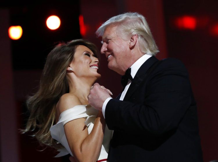 En esta fotografía de archivo del 20 de enero de 2017, el mandatario Donald Trump baila con la primera dama, Melania Trump, durante el Liberty Ball en Washington tras la ceremonia de asunción presidencial. (AP Foto/Alex Brandon, Archivo)