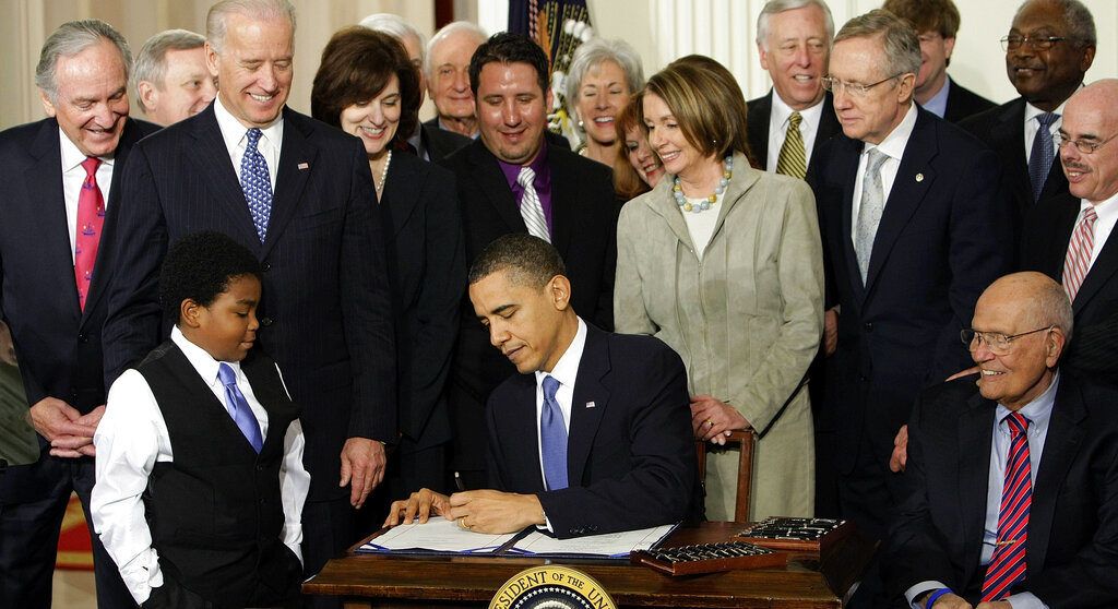 Foto tomada el 23 de marzo del 2010 del entonces presidente Barack Obama firmando la reforma del sistema de salud en la Casa Blanca en Washington. (AP Photo/J. Scott Applewhite)