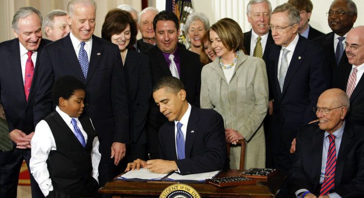 Foto tomada el 23 de marzo del 2010 del entonces presidente Barack Obama firmando la reforma del sistema de salud en la Casa Blanca en Washington. (AP Photo/J. Scott Applewhite)