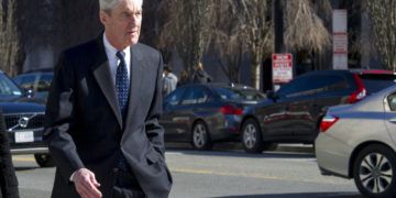 El fiscal especial Robert Mueller camina hacia su automóvil tras acudir a una ceremonia religiosa en la iglesia episcopal San Juan, frente a la Casa Blanca, en Washington, el domingo 24 de marzo de 2019. Foto: Cliff Owen / AP.