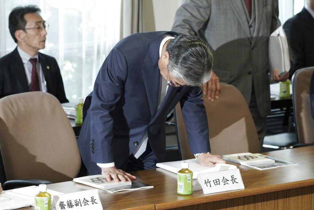 El presidente del Comité Olímpico de Japón y miembro del COI Tsunekazu Takeda agacha la cabeza a su llegada a una reunión de la junta directiva del organismo nipón en Tokio, el 19 de marzo de 2019. (AP Foto/Eugene Hoshiko)