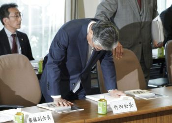 El presidente del Comité Olímpico de Japón y miembro del COI Tsunekazu Takeda agacha la cabeza a su llegada a una reunión de la junta directiva del organismo nipón en Tokio, el 19 de marzo de 2019. (AP Foto/Eugene Hoshiko)