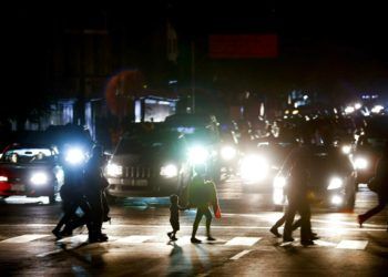 Residentes cruzan una calle en la oscuridad tras un apagón en Caracas, Venezuela, el jueves 7 de marzo de 2019. Foto: Eduardo Verdugo / AP.