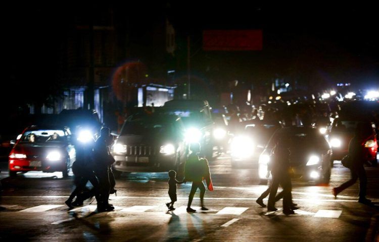 Residentes cruzan una calle en la oscuridad tras un apagón en Caracas, Venezuela, el jueves 7 de marzo de 2019. Foto: Eduardo Verdugo / AP.