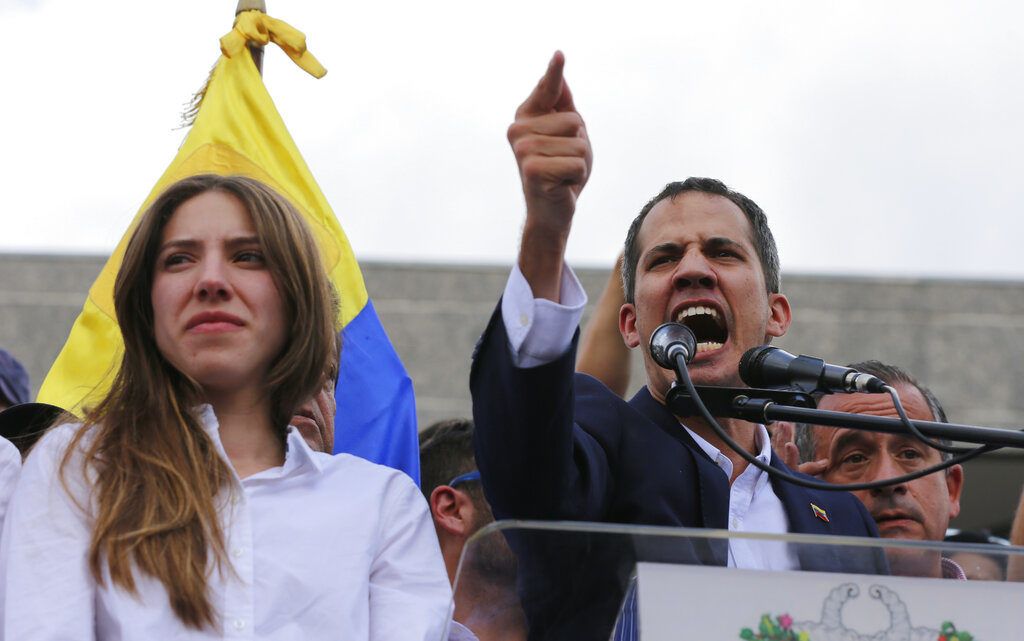 El líder del Congreso y autoproclamado presidente interino de Venezuela, Juan Guaidó, habla a los simpatizantes en una manifestación para exigir la renuncia del presidente venezolano Nicolás Maduro. Foto: Fernando Llano / AP / Archivo.