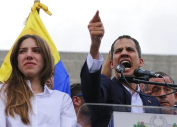 El líder del Congreso y autoproclamado presidente interino de Venezuela, Juan Guaidó, habla a los simpatizantes en una manifestación para exigir la renuncia del presidente venezolano Nicolás Maduro. Foto: Fernando Llano / AP / Archivo.