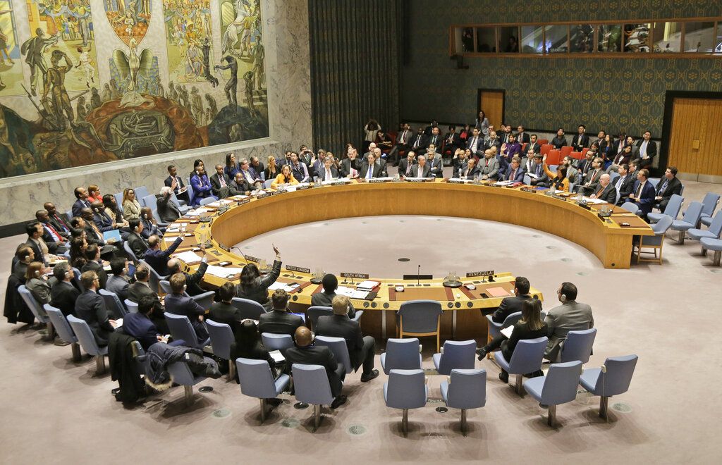 Miembros del consejo de seguridad votan una resolución sobre Venezuela en la sede de Naciones Unidas el jueves 28 de febrero de 2019. (AP Foto/Seth Wenig)