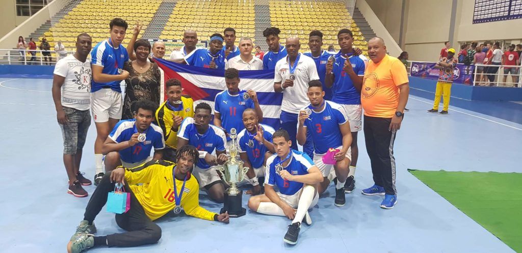 Los cubanos posan con el trofeo de monarcas regionales en Santo Domingo, donde obtuvieron el boleto al Mundial de Naciones Emergentes. Foto: Tomada del Facebook de Luis Enrique Delisle
