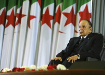 En esta imagen de archivo, tomada el 28 de abril de 2014, Abdelaziz Bouteflika, sentado en una silla de ruedas tras jurar como presidente de Argelia, en Argel. Foto: Sidali Djarboub / AP / Archivo.