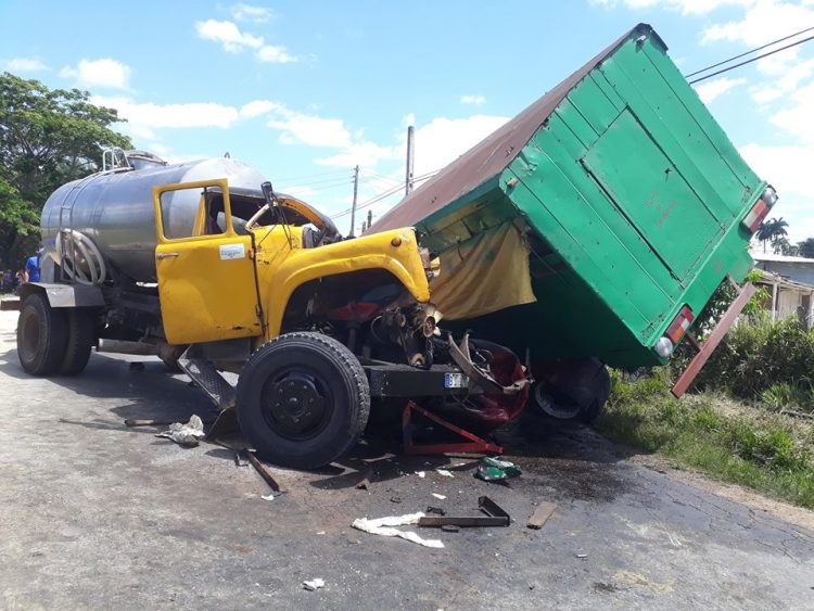 Accidente de tráfico en la carretera a San Juan y Martínez, en Pinar del Río, en abril de 2019. Foto: Periódico Guerrillero / Archivo.
