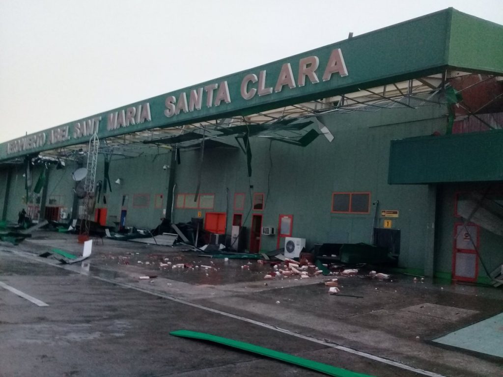 Daños causados en el aeropuerto internacional "Abel Santamaría" de Santa Clara, en el centro de Cuba, por una tormenta local severa el 28 de abril de 2019. Foto: @teleyradio / Twitter.