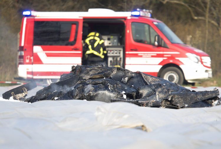 Los restos calcinados de una pequeña avioneta se ven sobre un campo cerca del pequeño aeródromo de Egelsbach, cerca de Fráncfort, Alemania, el domingo 31 de marzo de 2019. Foto: Michael Probst / AP.