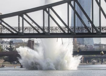 Autoridades detonan una bomba que data de la II Guerra Mundial en Fráncfort, Alemania, el 14 de abril del 2019.   (Frank Rumpenhorst/dpa via AP)