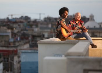 Alex Cuba y Kelvis Ochoa. Foto: Gabriel Guerra Bianchini.