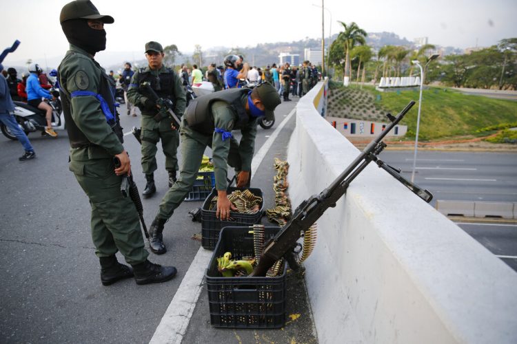 Soldados toman posiciones en un paso elevado próximo a la base aérea de La Carlota, en Caracas, Venezuela, el 30 de abril de 2019. Foto: Ariana Cubillos / AP.