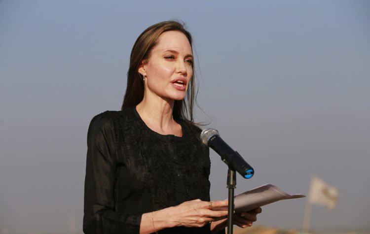 La actriz y activista Angelina Jolie durante una conferencia de prensa en el campo de refugiados de Kutupalong en Bazar de Cox, Bangladesh, en febrero de 2019. Foto: AP / Archivo.