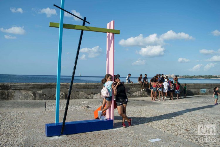 El público interactúa con la obra del artista estadounidense Brad Howe en el malecón habanero, como parte del proyecto "Detrás del Muro" en la XIII Bienal de La Habana. Foto: Otmaro Rodríguez.