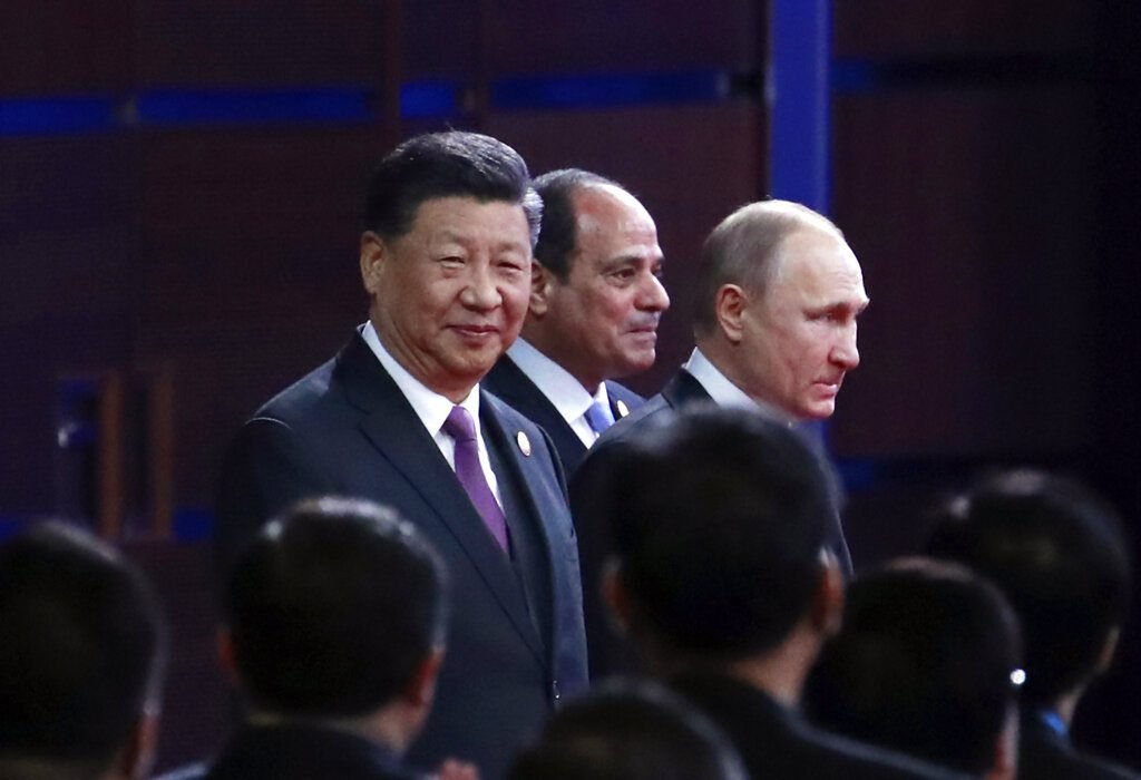 En la imagen, (de izquierda a derecha) el presidente de China, Xi Jinping; el de Egipto, Abdul Fatá El Sisi, y el ruso, Vladimir Putin, llegan a la ceremonia inaugural del 2do Foro para la Cooperación Internacional Cinturón y Ruta de la Seda, en Beijing, el 26 de abril de 2019. (How Hwee Young/Pool Photo via AP)