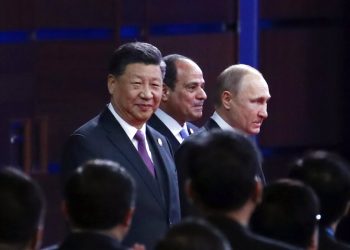 En la imagen, (de izquierda a derecha) el presidente de China, Xi Jinping; el de Egipto, Abdul Fatá El Sisi, y el ruso, Vladimir Putin, llegan a la ceremonia inaugural del 2do Foro para la Cooperación Internacional Cinturón y Ruta de la Seda, en Beijing, el 26 de abril de 2019. (How Hwee Young/Pool Photo via AP)