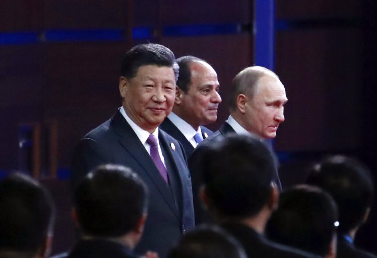 En la imagen, (de izquierda a derecha) el presidente de China, Xi Jinping; el de Egipto, Abdul Fatá El Sisi, y el ruso, Vladimir Putin, llegan a la ceremonia inaugural del 2do Foro para la Cooperación Internacional Cinturón y Ruta de la Seda, en Beijing, el 26 de abril de 2019. (How Hwee Young/Pool Photo via AP)