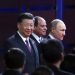 En la imagen, (de izquierda a derecha) el presidente de China, Xi Jinping; el de Egipto, Abdul Fatá El Sisi, y el ruso, Vladimir Putin, llegan a la ceremonia inaugural del 2do Foro para la Cooperación Internacional Cinturón y Ruta de la Seda, en Beijing, el 26 de abril de 2019. (How Hwee Young/Pool Photo via AP)