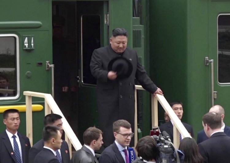 En esta imagen, tomada de un video distribuido por la oficina de prensa de la región de Primorsky, el líder de Corea del Norte, Kim Jong Un, baja de un tren a su llegada a la estación de Khasan, en la región de Primorye, Rusia, el 24 de abril de 2019. Fuente: Oficina de prensa de la región de Primorsky vía AP.