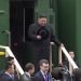 En esta imagen, tomada de un video distribuido por la oficina de prensa de la región de Primorsky, el líder de Corea del Norte, Kim Jong Un, baja de un tren a su llegada a la estación de Khasan, en la región de Primorye, Rusia, el 24 de abril de 2019. Fuente: Oficina de prensa de la región de Primorsky vía AP.