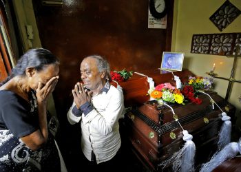 Una familia de Sri Lanka llora junto a los ataudes de tres miembros de su familia, todas fallecidas en los ataques del Domingo de Pascua, en Colombo, Sri Lanka, el 23 de abril de 2019. Foto: Eranga Jayawardena / AP.