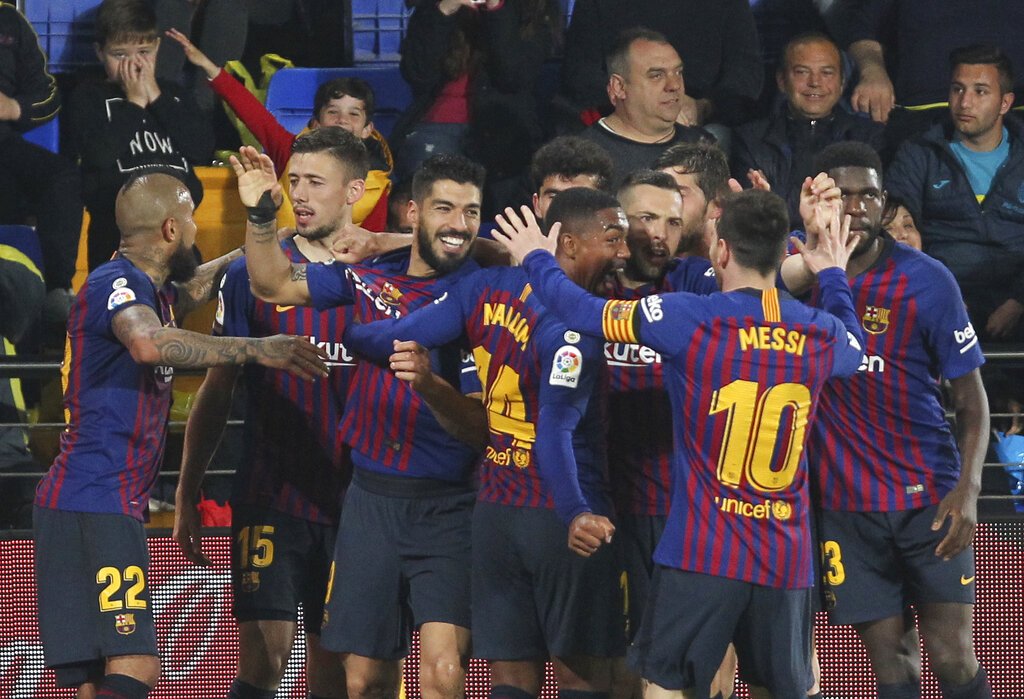El delantero del Barcelona Luis Suárez festeja con sus compañeros tras anotar el gol que decretó el empate 4-4 ante de visita al Villarreal por la Liga de España, el martes 2 de abril de 2019. Foto: Alberto Saiz / AP.