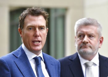 El fiscal general de Australia Christian Porter, a la izquierda, y el ministro de Comunicaciones Mitch Fifield, durante una conferencia de prensa en el Parlamento el miércoles 4 de abril de 2019 en Canberra. Foto: Mick Tsikas / AAP Image vía AP.