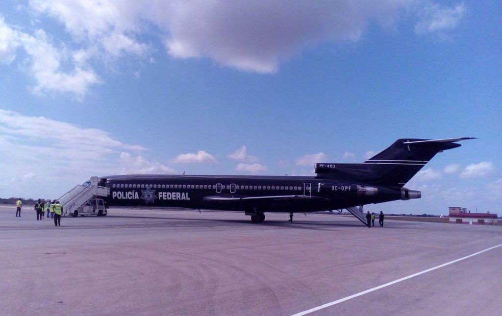 Avión de la Policía Federal Mexicana que trajo a Cuba un grupo de más de 50 migrantes deportados, el 5 de abril de 2019. Foto: Prensa Latina / Twitter / Archivo.