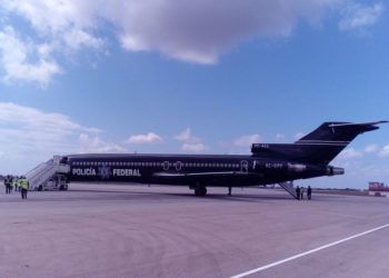 Avión de la Policía Federal Mexicana que trajo a Cuba un grupo de más de 50 migrantes deportados, el 5 de abril de 2019. Foto: Prensa Latina / Twitter / Archivo.