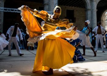 Companía Ban-Rará en el Festival Internacional de Danza en Paisajes Urbanos “Habana Vieja: Ciudad en Movimiento” 2019. Foto: Otmaro Rodríguez.