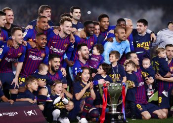 Los jugadores del Barcelona, con sus hijos posan con el trofeo de campeones de la Liga española, el sábado 27 de abril de 2019. Foto: Manu Fernández / AP.